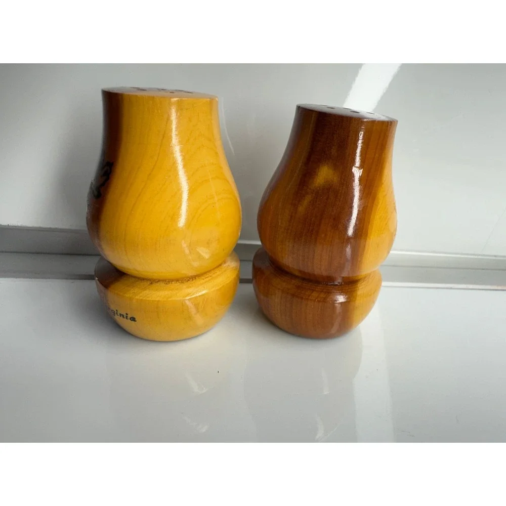 Vintage Wooden Salt Pepper Shakers Virginia Maple‎ Leaf Design Souvenir Kitchen
